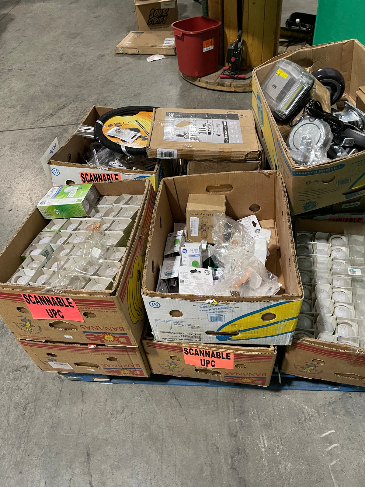 17b Lot #17 Pallet Of Assorted Lightbulbs And Some Other Hardware!