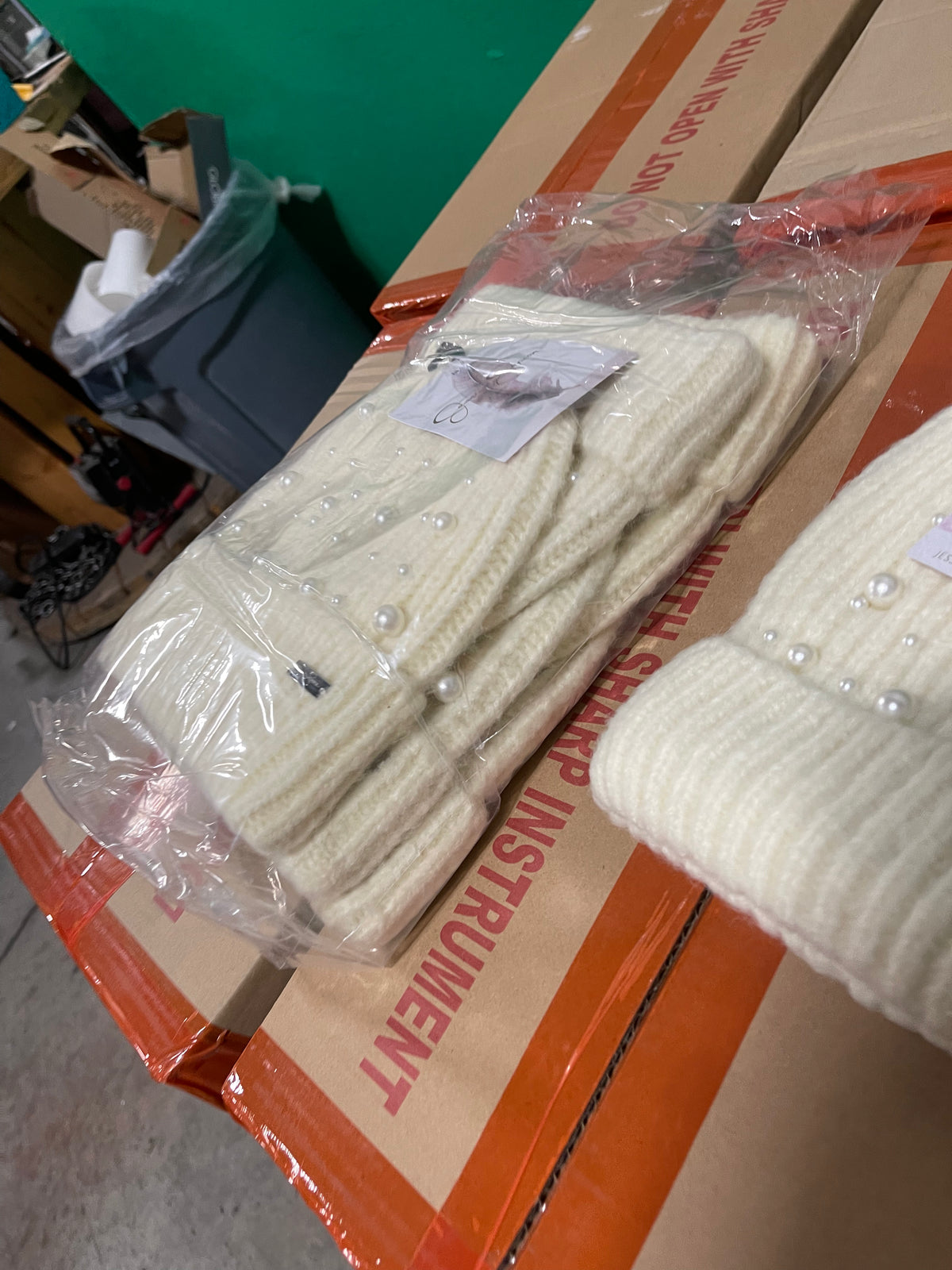 17d Lot #24 Pallet Of Jessica Simpson Cozy Knit Cuffed Beanies Ivory Pearl