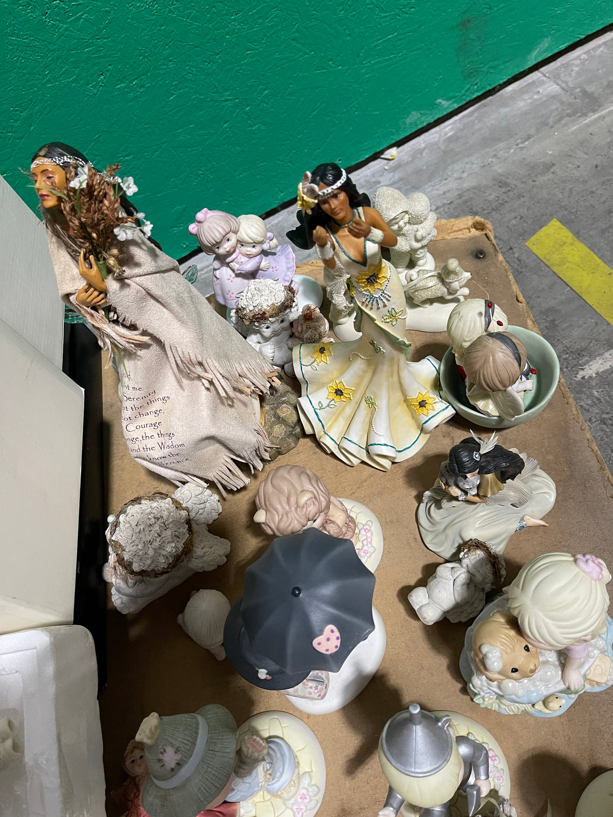 16c Lot #5 Pallet Of Vintage Dolls And Statues See Photos