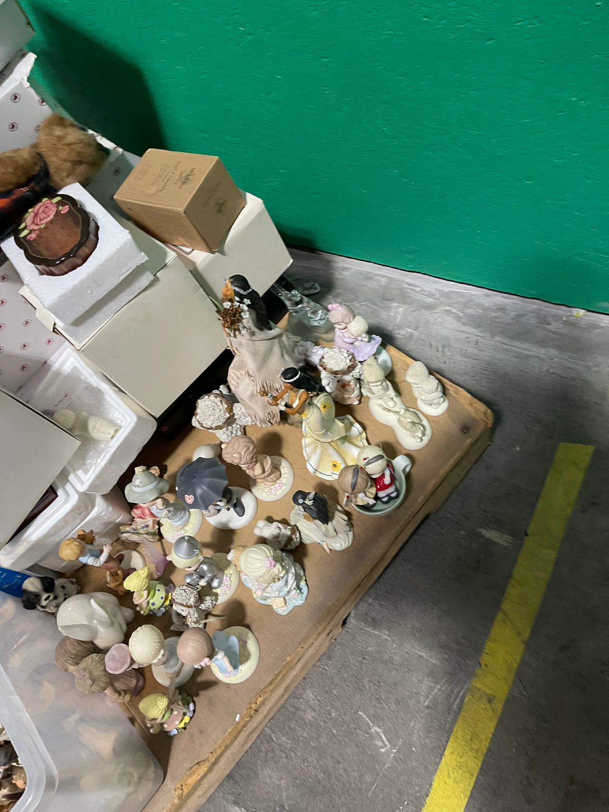 16c Lot #5 Pallet Of Vintage Dolls And Statues See Photos