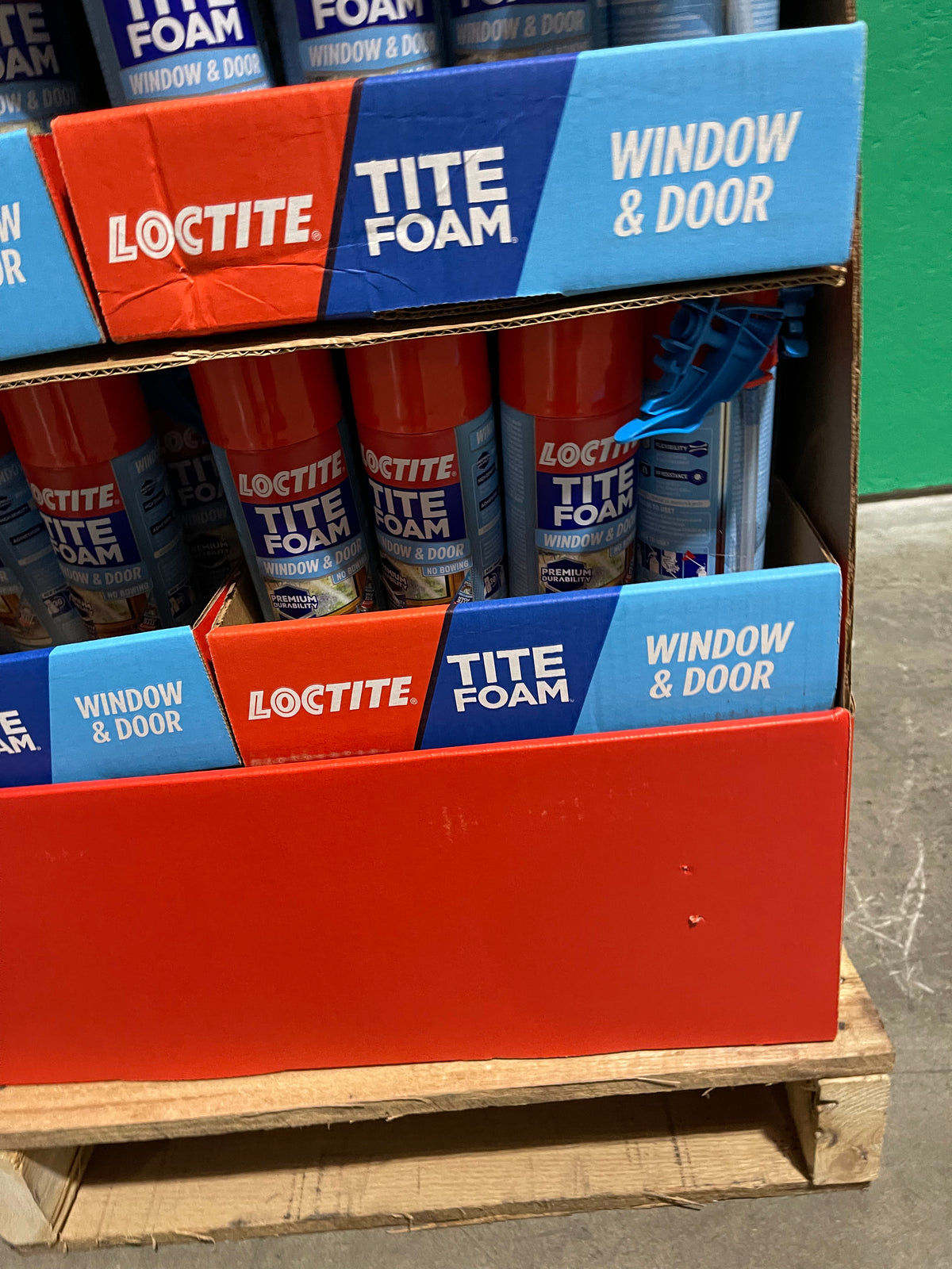 16a Lot #25 Pallet Of Loctite Tite Foam Window And Door In A Floor Display